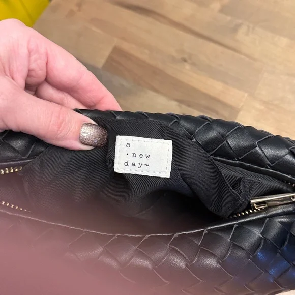 Elegant Black Woven Handbag throwing Botega vibes - Picture 2 of 3